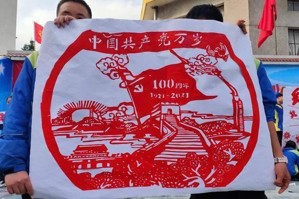 我女生16岁，在游泳馆穿三点式特引人注目怎么办？游戏画面
